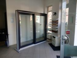 Instalace posuvně zdvižných dveří na pobočku v Olomouci
